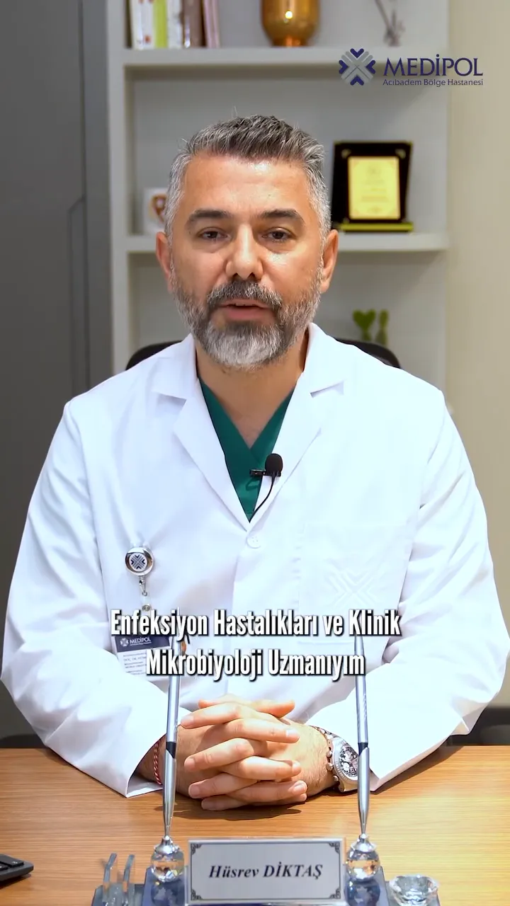 Doç. Dr. Hüsrev Diktaş Diyabetik Ayak Tedavi Merkezi tanıtım videosunda masasında konuşuyor